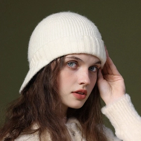 Bonnet Femme Hiver en Laine Doux avec Visire - SoftShield winter-knitted-hat