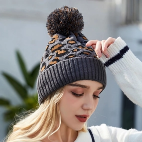 Bonnet Femme Lopard avec Pompon - WildPom winter-knitted-hat