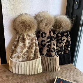 Bonnet Femme Lopard avec Pompon Douillet C Cheelyah winter-knitted-hat