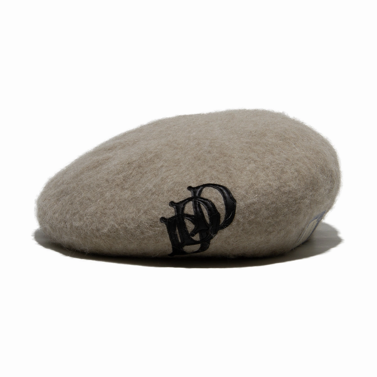 LEATHER WAPPEN FLUFFY BERET - Beige fashion-beret