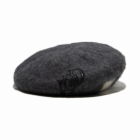 LEATHER WAPPEN FLUFFY BERET - Gray fashion-beret