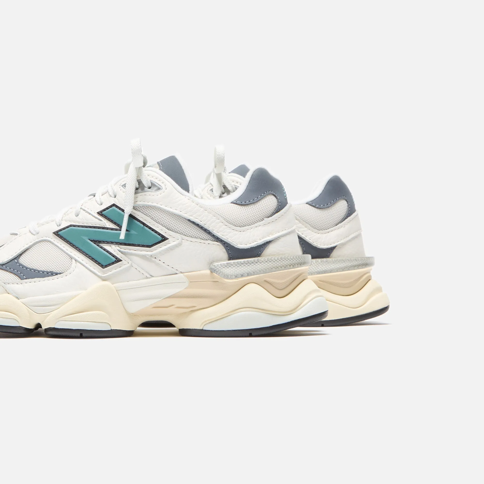 New Balance 9060 - Meersalz / Neues Tannengrün