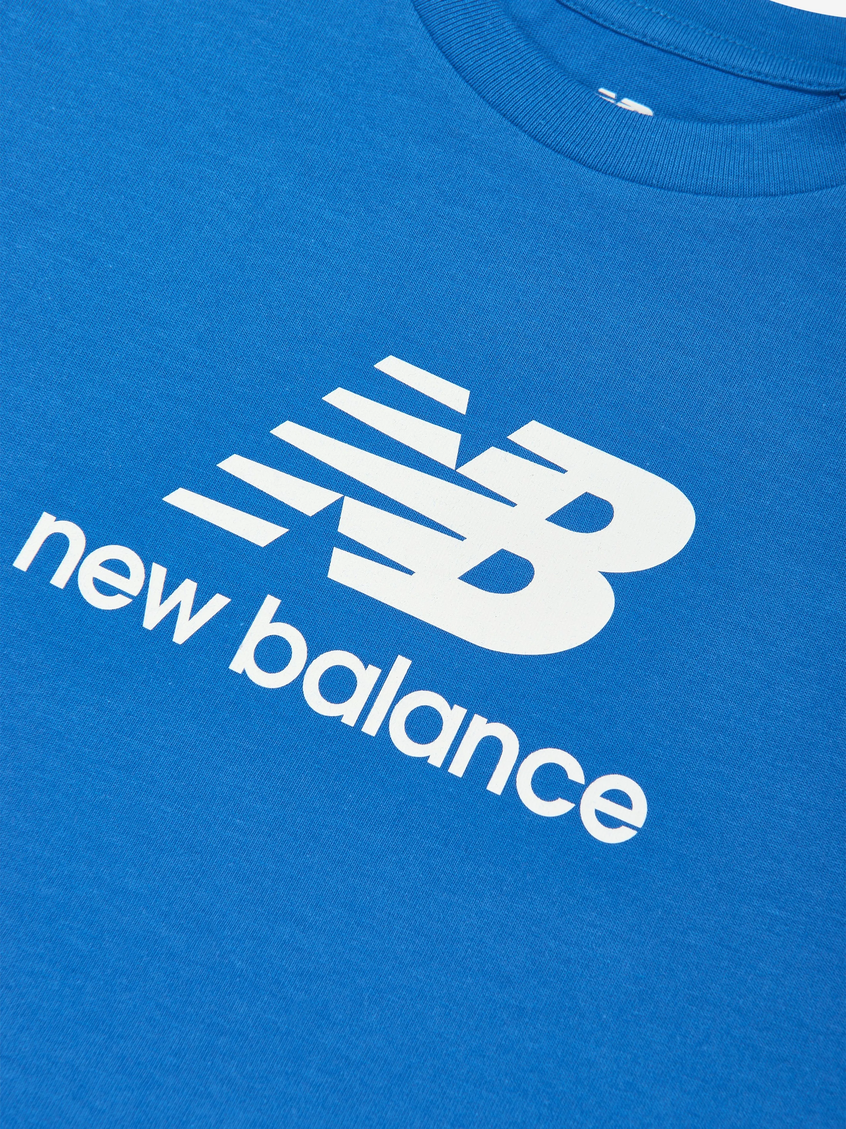 New Balance Jungen Trikot T-Shirt mit gestapeltem Logo in Blau