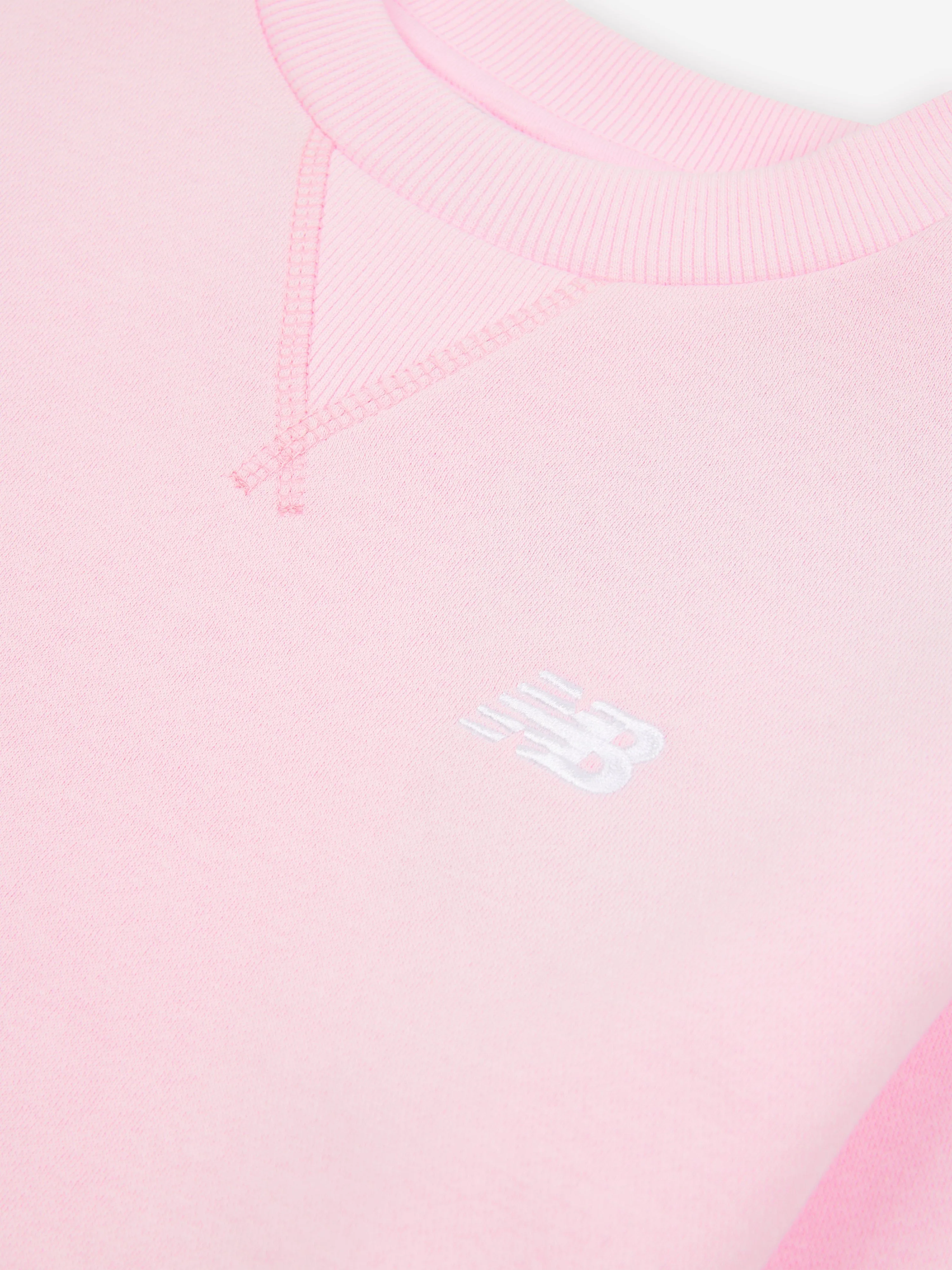 New Balance Mädchen Sweatshirt mit kleinem Rückseitenlogo in Pink