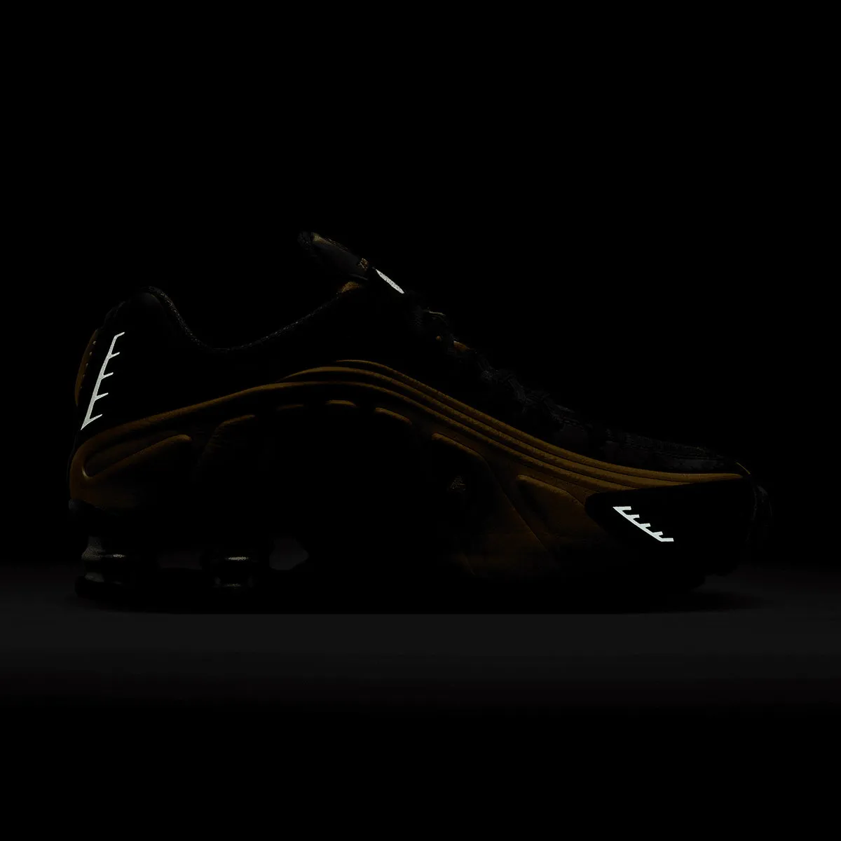 Wmns Shox R4 'Schwarz Metallic Gold'