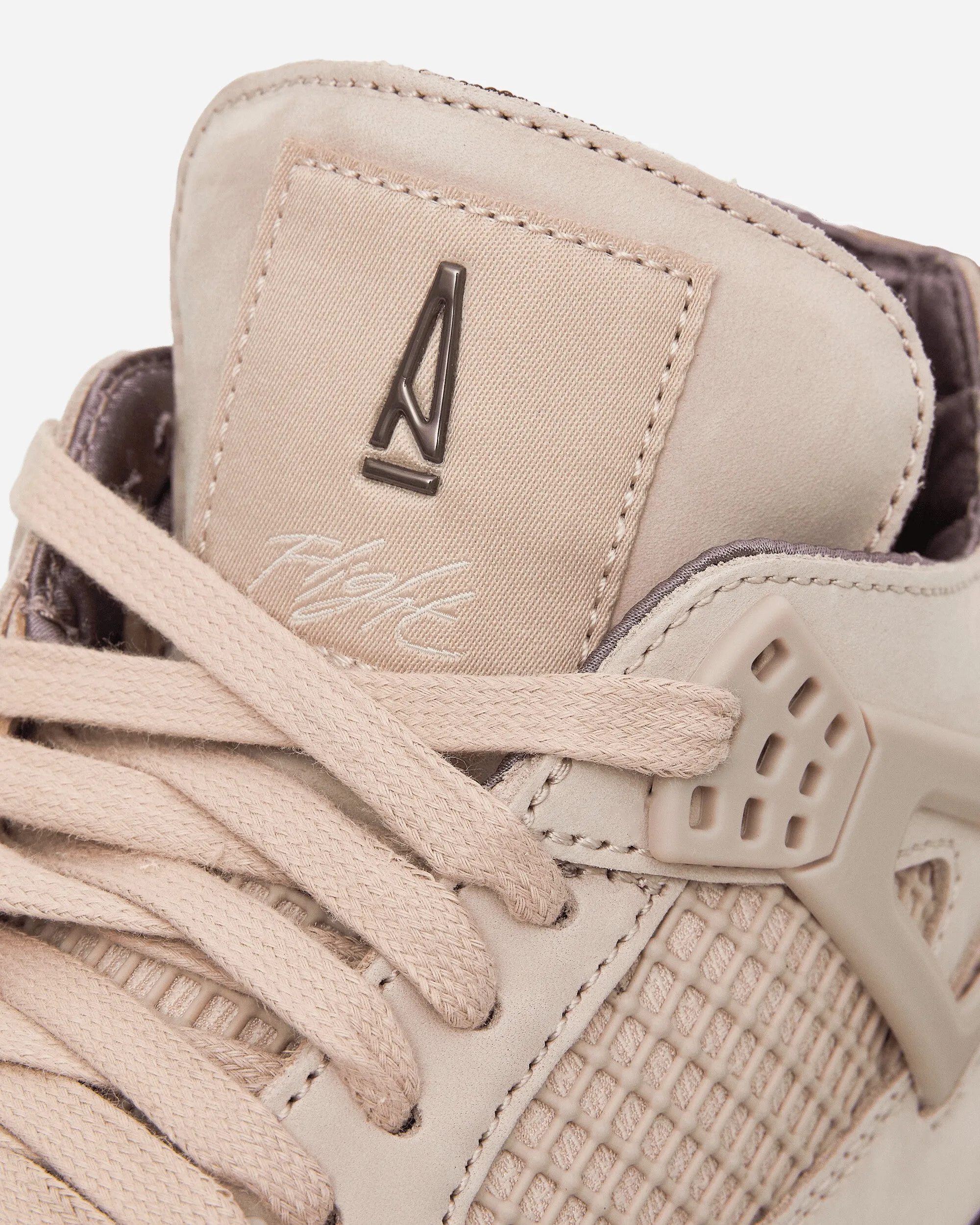 A Ma Maniére Air Jordan 4 Sneakers für Damen in Fossil Stone / Metallic Pewter